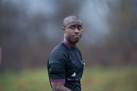 Domaren Fredrick Oppong i SM-finalen för 17-åringar