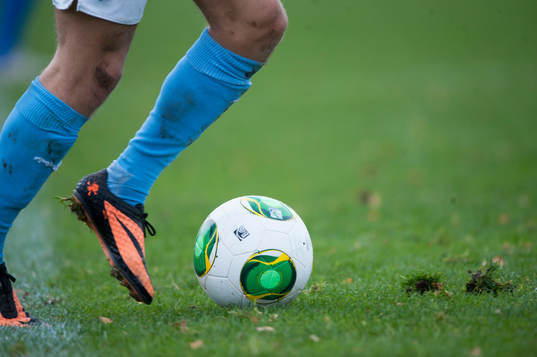 Fotboll, fotbollsskor Nike, gräs, grästuvor i SM-finalen
