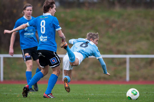 Halmstads Max Eggertsson tacklar Malmös Simon Kralj i
