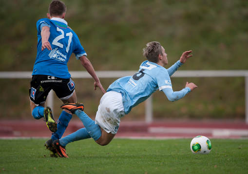 Halmstads Arber Robeli tacklas Malmös Simon Kralj   i