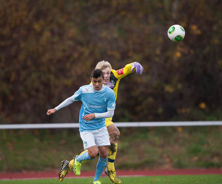 Halmstads målvakt Isak Pettersson tacklas i SM-finalen