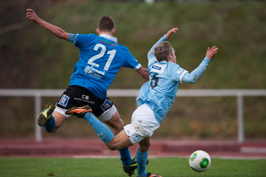 Halmstads Arber Robeli tacklas Malmös Simon Kralj i