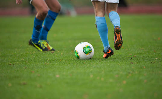 Fotboll, fotbollsskor Nike, gräs, grästuvor  i SM-finalen