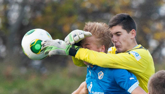 Malmös målvakt Marko Johansson omfamnar en