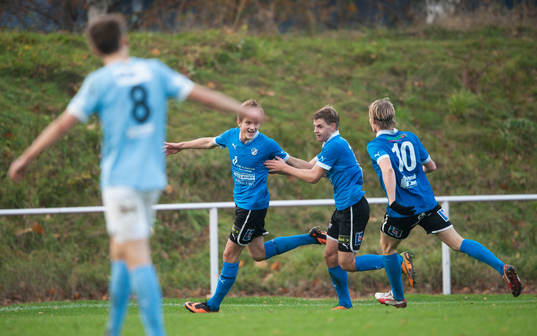 Halmstads Jacob Ling-Vannerus har gjort 2-1 och grattas i