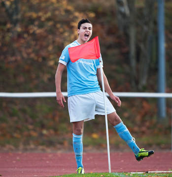 Malmös Deniz Hümmet har gjort 2-2 och jublar med