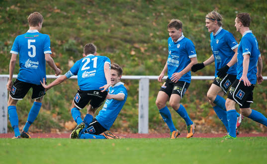 Halmstads Jacob Ling-Vannerus har gjort 2-1 och grattas av