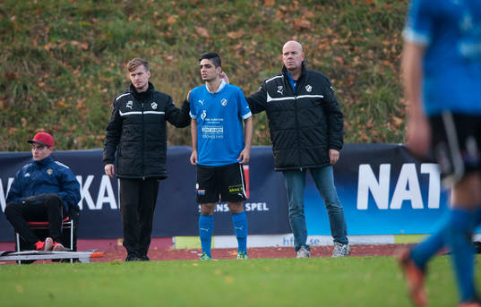Halmstads tränare Tommy Frejdh byter in en spelare i