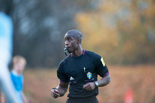 Domaren Fredrick Oppong i SM-finalen för 17-åringar