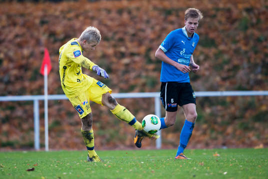 Halmstads målvakt Isak Pettersson sparkar in bollen i