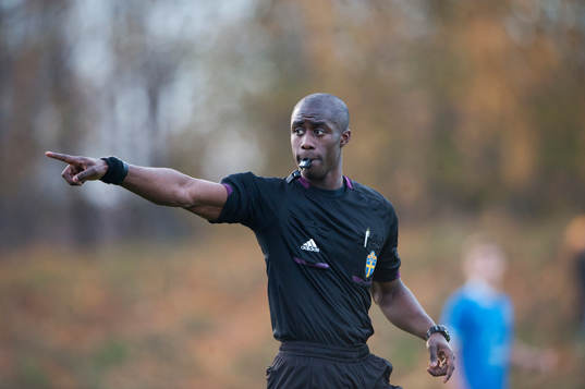 Domaren Fredrick Oppong i SM-finalen för 17-åringar