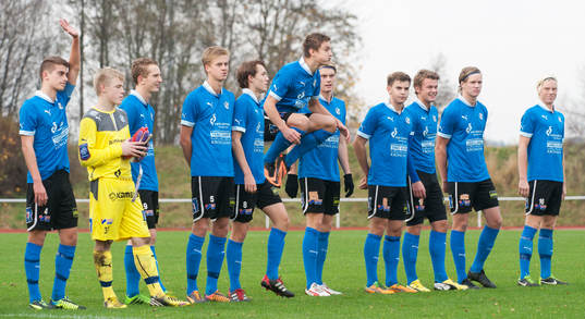 Lagpresentation, line up, och en spelare värmer upp med