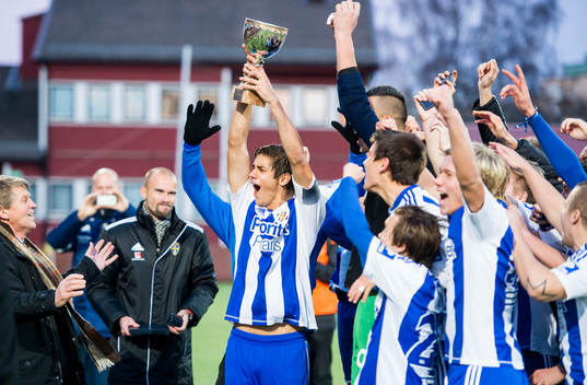 Göteborgs lagkapten David Gutierrez Arvidsson lyfter