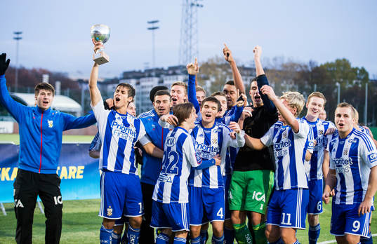 Göteborgs lagkapten David Gutierrez Arvidsson lyfter