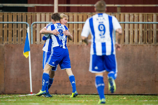 Göteborgs Victor Edvardsen kramas om av Karl Bohm i