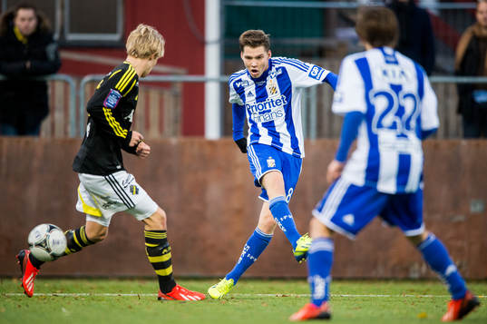 Göteborgs Karl Bohm drar iväg bollen