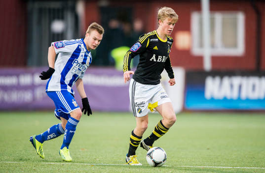 AIKs Alexander Hedman med Göteborgs Jesper Andersson bakom