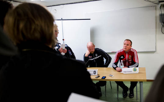 Roger Franzén, tränare Sundsvall, reagerar på pressens