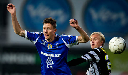 Sundsvalls Johan Eklund knuffas i ryggen