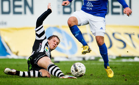 Landskrona BOIS Philip Andersson glidtacklar