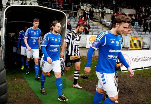 Sundsvalls Kevin Walker gör entré före fotbollsmatchen