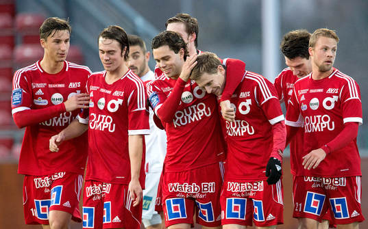 Degerfors Johan Bertilsson gratuleras