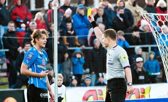 Halmstads Fredrik Liverstam får gul kortav domare Martin