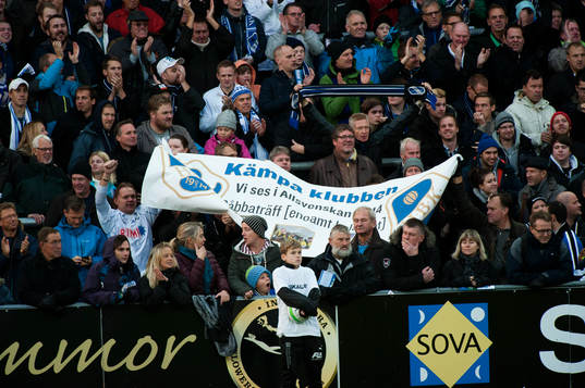 Halmstads åskådare håller uppe banderoll med text