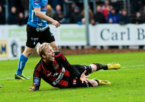 Brommapojkarnas Pontus Åsbrink fälls av Halmstads Stefan