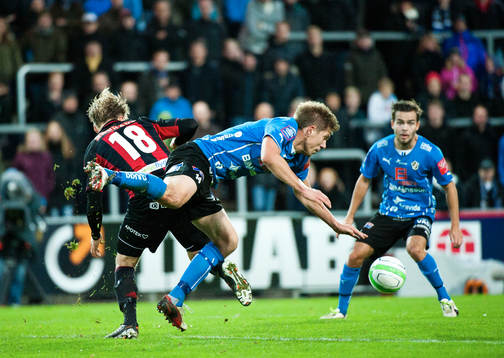 Halmstads Mikael Boman i luften