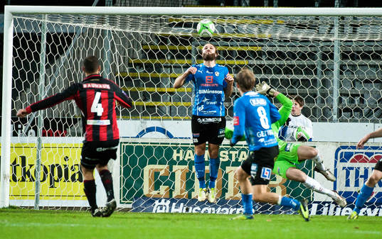 Brommapojkarnas Mauricio Albrnoz skjuter in bollen bakom