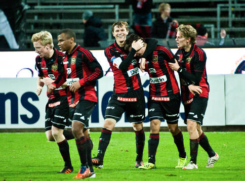 Brommapojkarnas Mauricio Albrnoz jublar och jagas av sina
