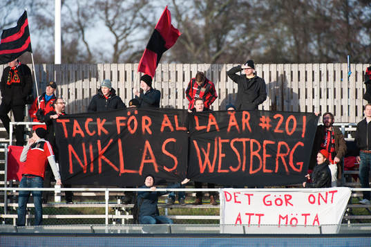 Brommapojkarnas supportrar, åskådare håller uppe