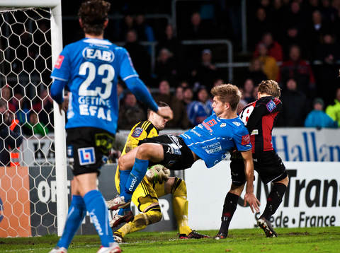 Halmstads Mikael Boman framför Brommapojkarnas målvakt