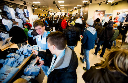 Malmö FFs souvenirbutik MFF Shopen är väl fylld