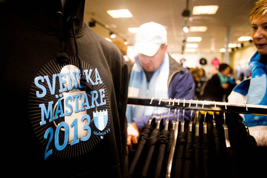 En tröja med trycket "Svenska mästare 2013" i Malmö FFs
