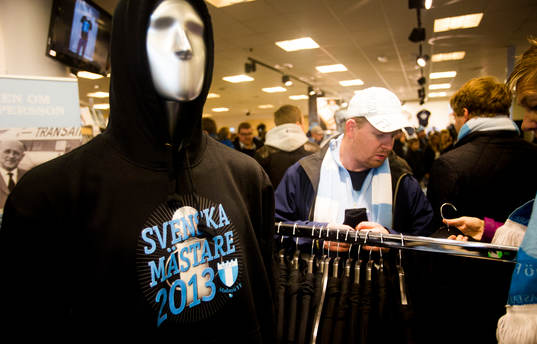 En tröja med trycket "Svenska mästare 2013" i Malmö FFs