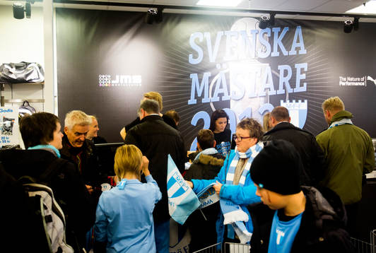 Malmö FFs souvenirbutik MFF Shopen är väl fylld