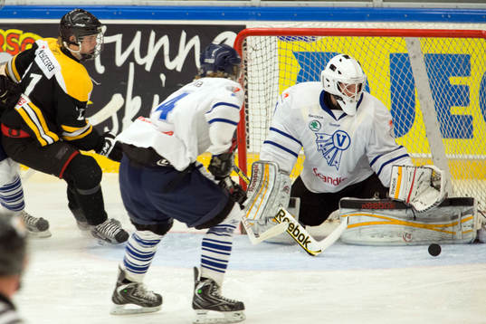 Västerbottens Filip Gustafsson räddar en puck i finalen