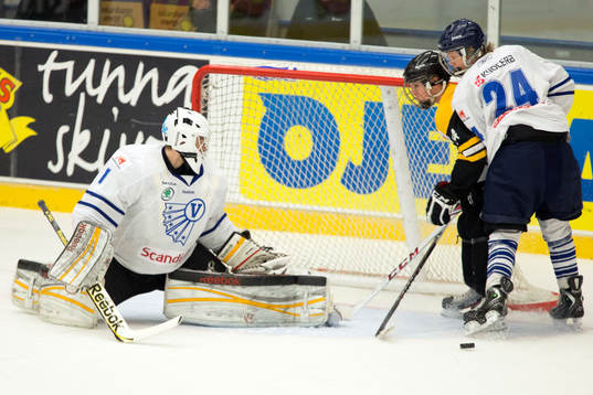 Västerbottens Filip Gustafsson räddar ett skott från