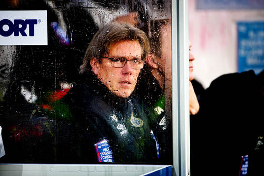 Gefles tränare Per Olsson i spelarbåset i första halvlek