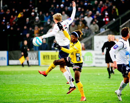 Elfsborgs Mohamed Bangura i strid med Gefles Olof Mård  i