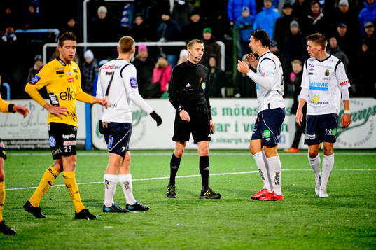 Domaren Johan Hamlin, Bro i första halvlek