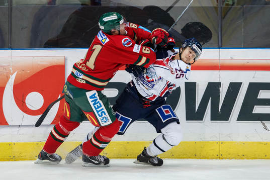 Frölundas Jonas Ahnelöv tacklar Linköpings Johannes