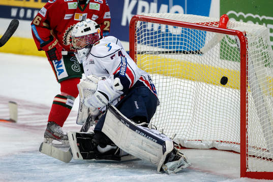 Pucken är nära att gå i mål bakom Linköpings målvakt