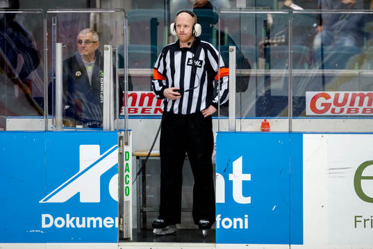 Domare Mikael Holm väntar på besked
