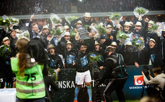 Malmö FFs Jiloan Hamad höjer pokalen med laget