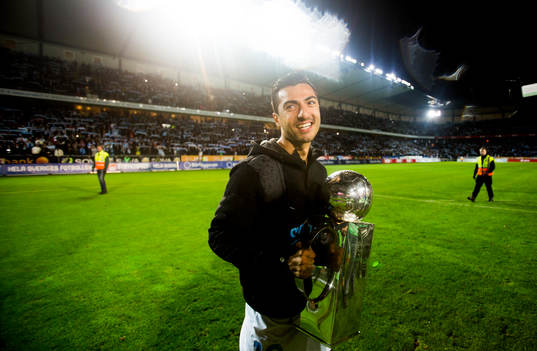 Malmö FFs Jiloan Hamad med pokalen