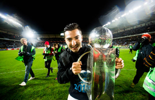 Malmö FFs Jiloan Hamad med pokalen