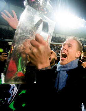 Malmö FFs Pontus Jansson höjer pokalen